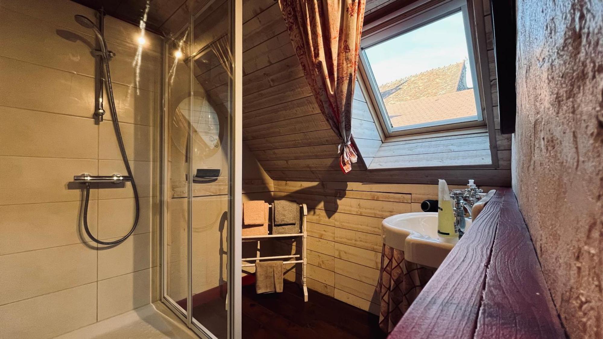 Le Logis 46° / 4° Bed & Breakfast Saint-Sernin-du-Plain Exterior photo