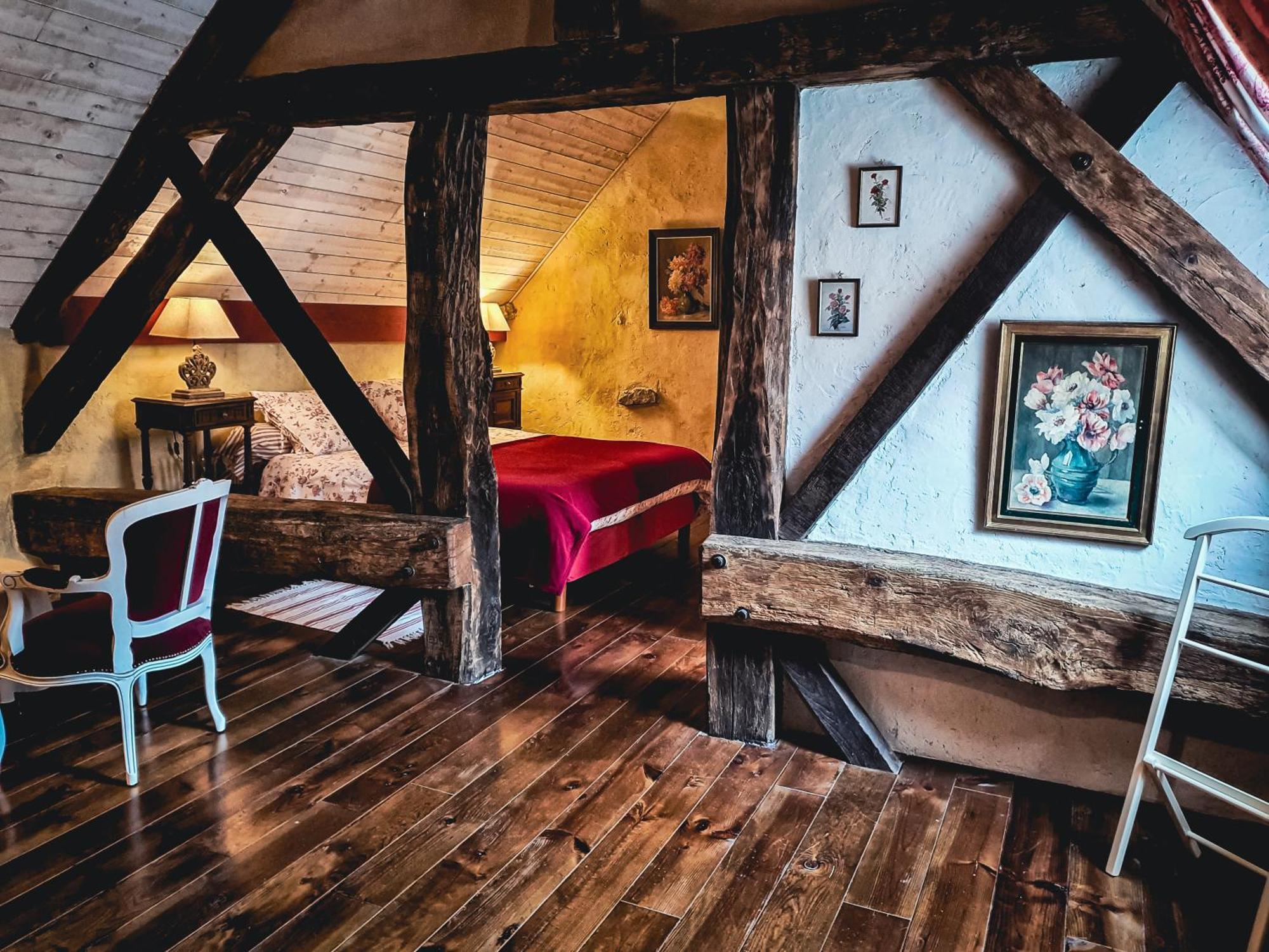 Le Logis 46° / 4° Bed & Breakfast Saint-Sernin-du-Plain Exterior photo